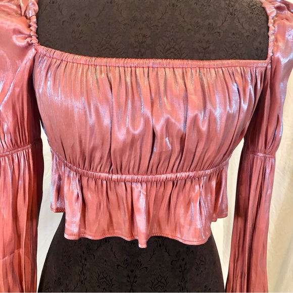 💸 5/20 PrettyLittleThing Gathered Puff Sleeve Iridescent High Shine Crop Top - Picture 3 of 9